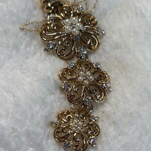 NOLAN MILLER SIGNED 3 TIER FLORAL FLOWER NECKLACE PENDANT FAUX PEARL & CRYSTAL